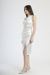 Abito bianco a spalla unica con falda sfilata, abbigliamento iconico per cerimonie.