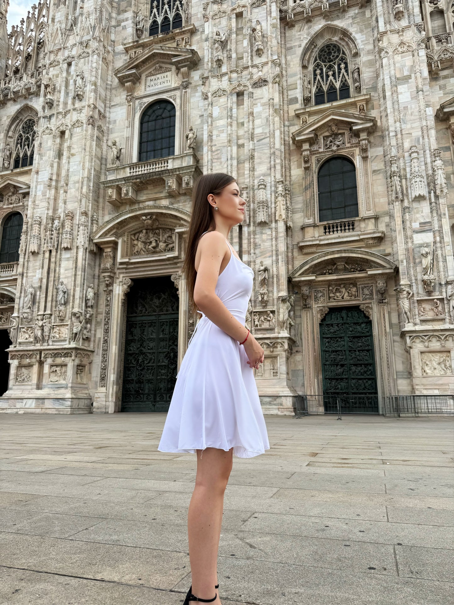 Abito bianco elegante e Duomo di Milano in primo piano
