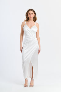 Abito bianco satinato, spalline sottili, taglio slittato, stile purista