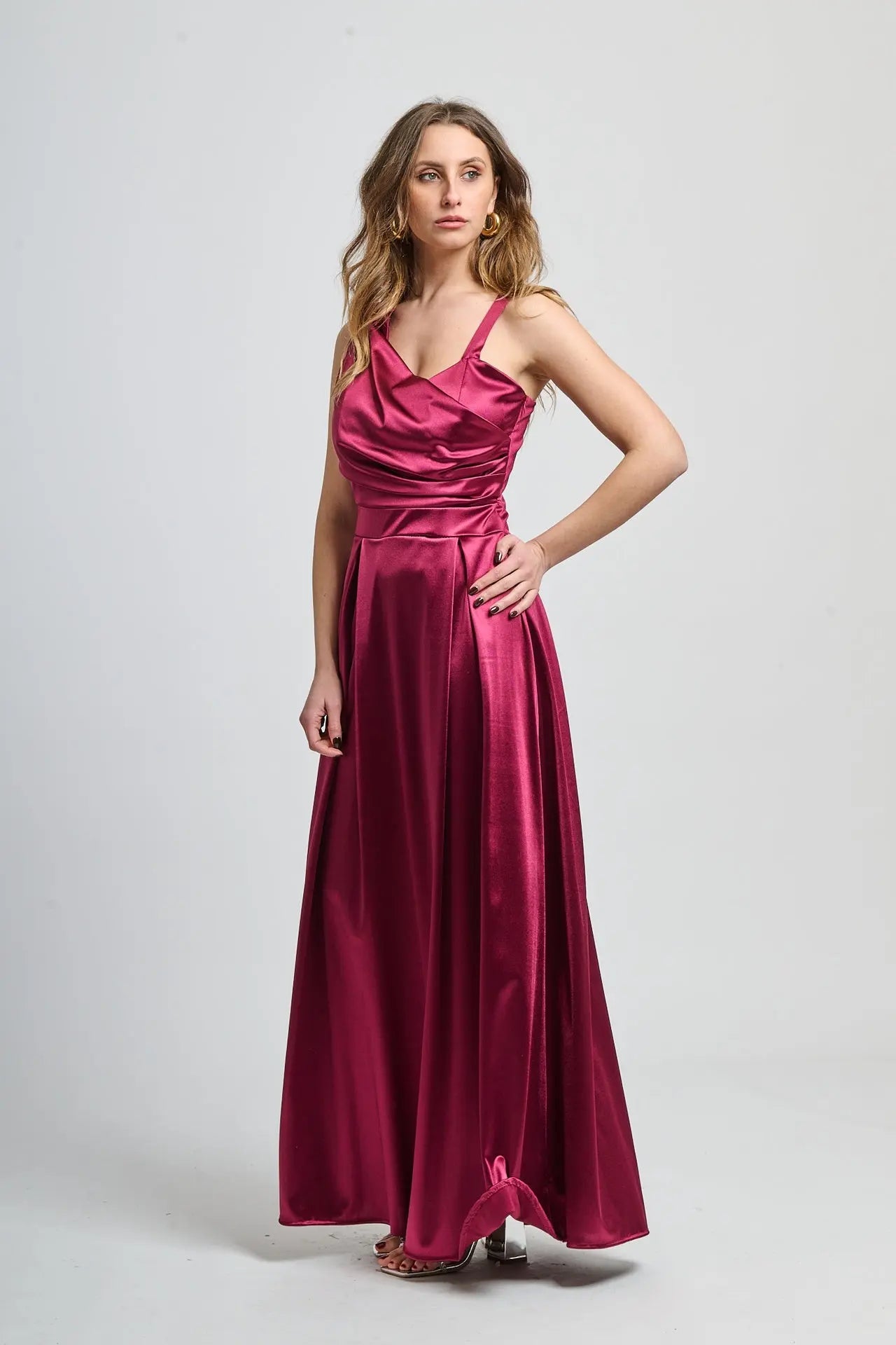 Abito bordo da sera, design fluido e opulento con gonna ampia.