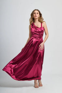 Abito bordo in tessuto satinato, spalliera singola e drappeggiato sul busto.
