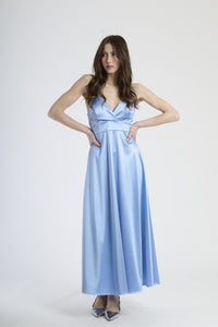 Abito da cerimonia azzurro, perfetto per un look raffinato ed elegante.