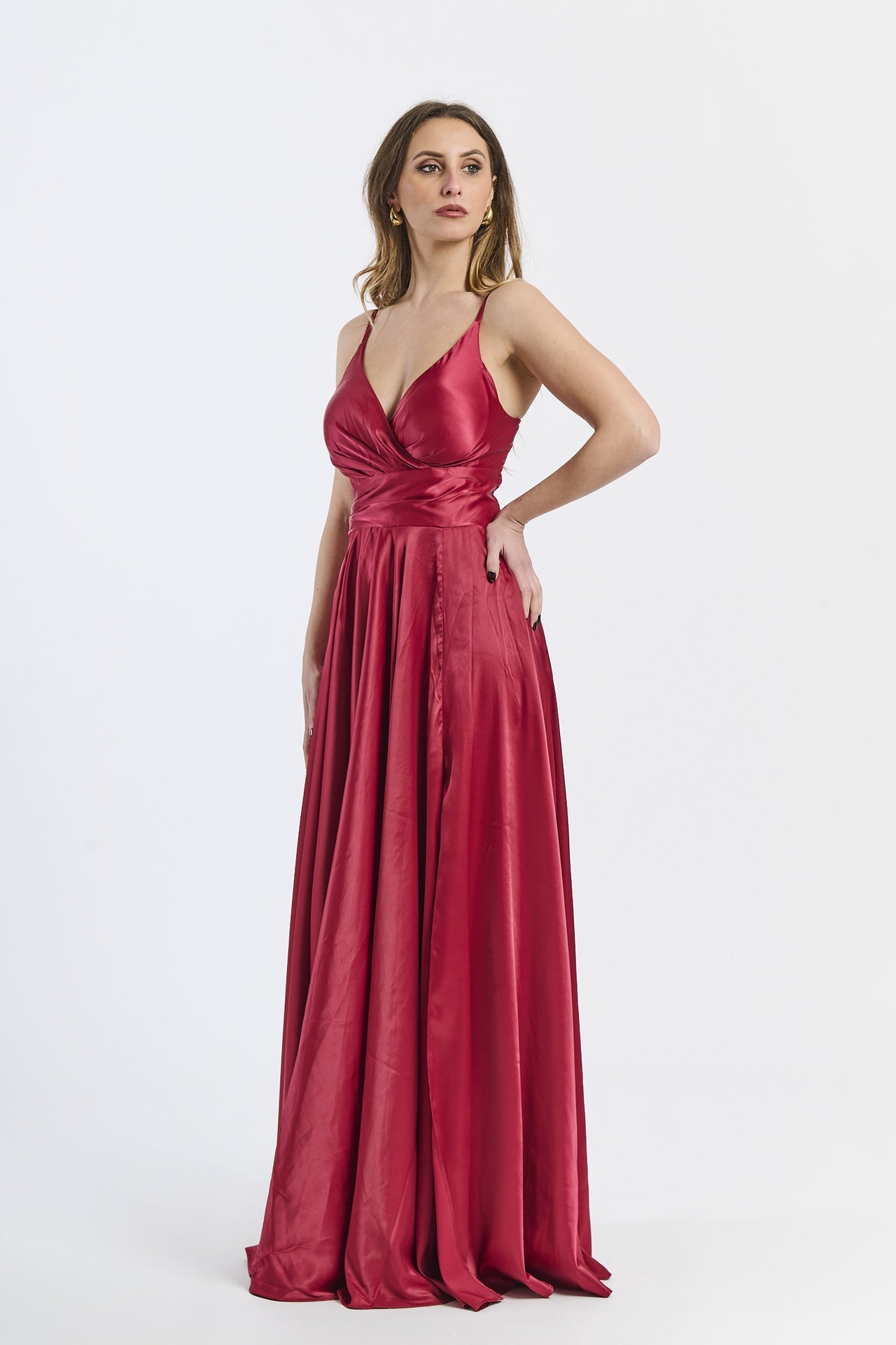 Abito da cerimonia bordo in raso, con scollatura a V e gonna drammatica, ideale per occasioni passionali e glamour