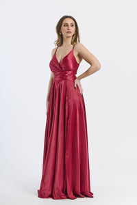 Abito da cerimonia bordo in raso, con scollatura a V e gonna drammatica, ideale per occasioni passionali e glamour