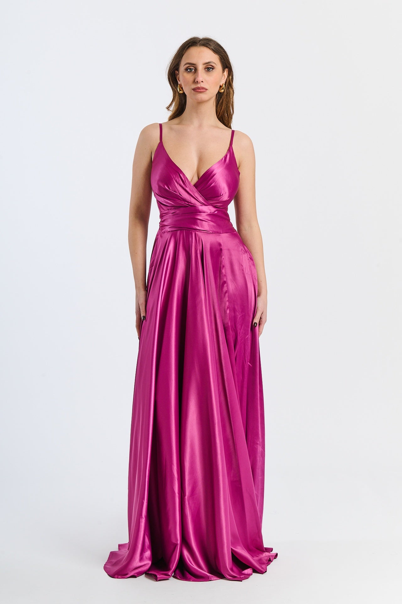 Abito da cerimonia ciliegio in raso, con scollatura a V e gonna drammatica, ideale per occasioni passionali e glamour