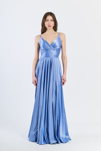 Abito da cerimonia lavanda in raso, con scollatura a V e gonna drammatica, ideale per occasioni romantiche e glamour