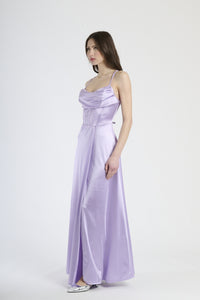 Abito da cerimonia lilla, ideale per un look unico e prestigioso.