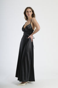 Abito da cerimonia nero, perfetto per un look sicuro ed elegante.