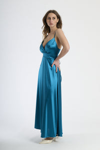 Abito da cerimonia ottanio, perfetto per un look alternativo ed elegante.