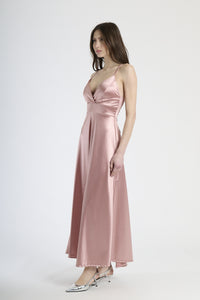 Abito da cerimonia rosa antico, perfetto per un look romantico ed elegante.