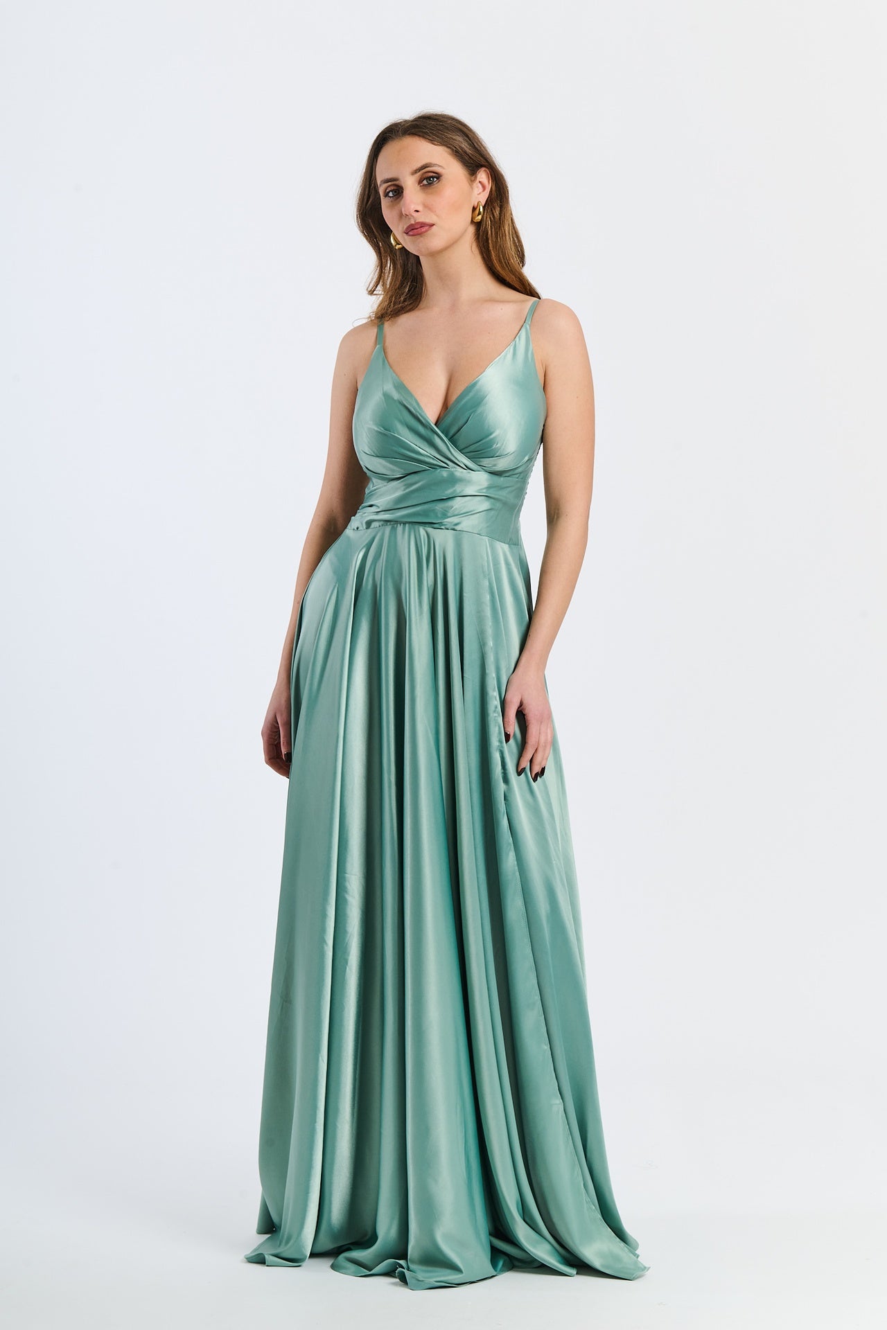 Abito da cerimonia salvia in raso, con scollatura a V e gonna drammatica, ideale per occasioni eleganti e rinfrescanti