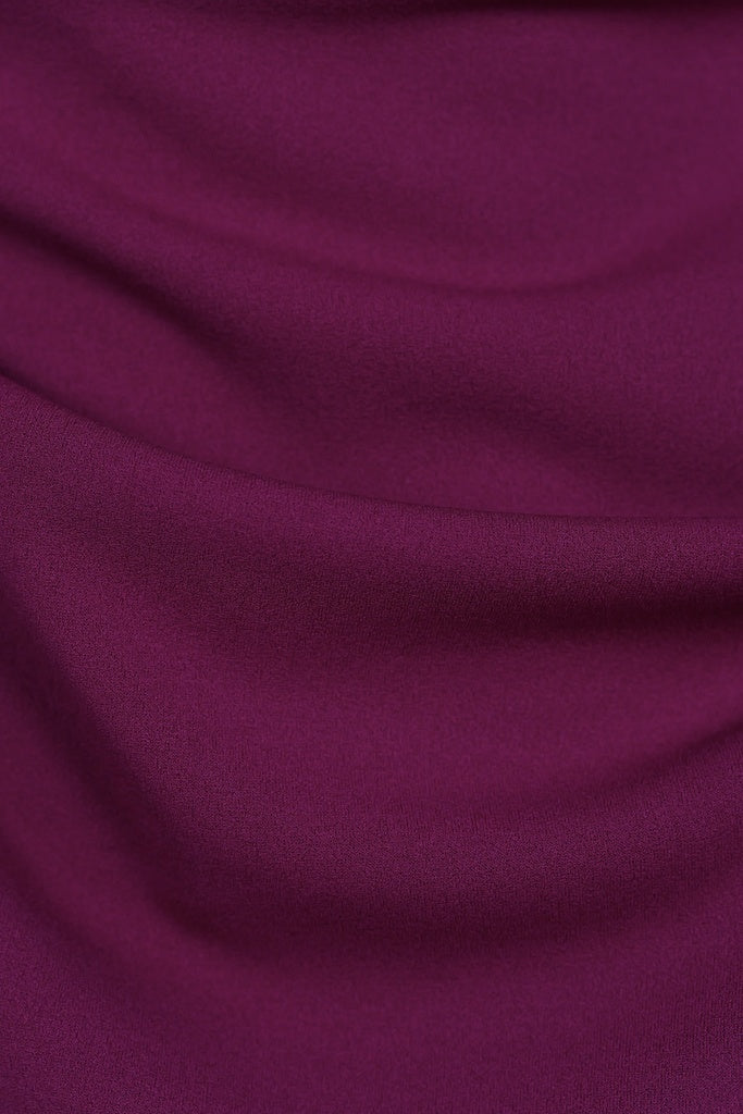 Abito da donna ciliegio, senza maniche, midi, nodo sul petto, estetica dolce ed elegante.