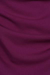 Abito da donna ciliegio, senza maniche, midi, nodo sul petto, estetica dolce ed elegante.