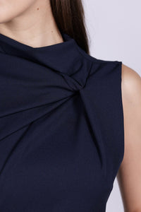 Abito da donna navy, senza maniche, midi, nodo sul petto, estetica elegante e versatila.
