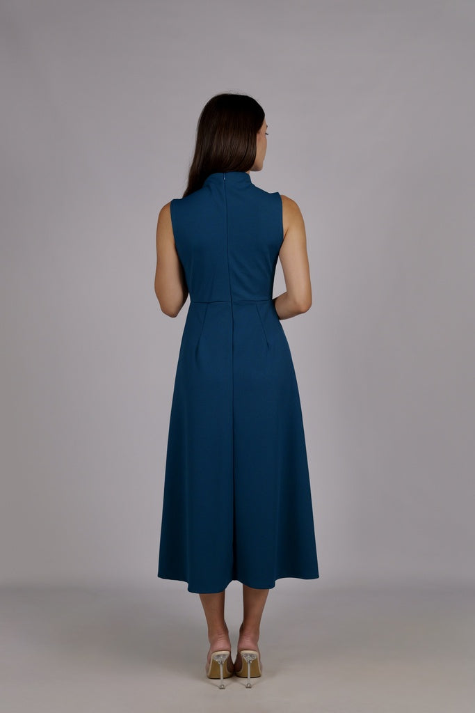 Abito da donna ottanio, senza maniche, midi, nodo sul petto, estetica classica ed elegante.