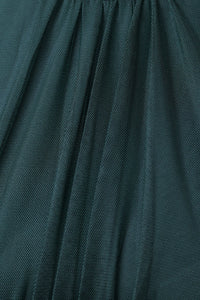 Abito da donna verde scuro, collo alto a imbarcatura, gonna lunga, foulard in tulle, estetica elegante e Suggestiva.