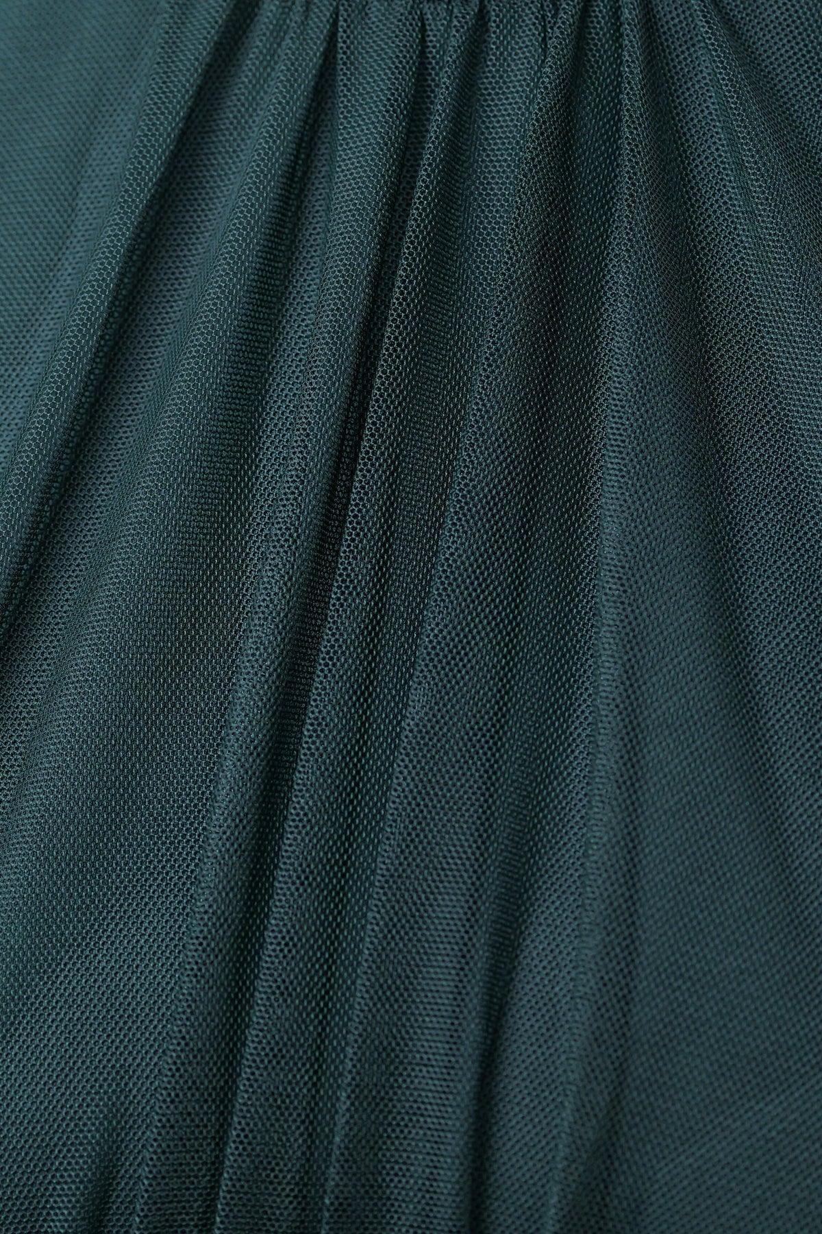 Abito da donna verde scuro, collo alto a imbarcatura, gonna lunga, foulard in tulle, estetica elegante e Suggestiva.