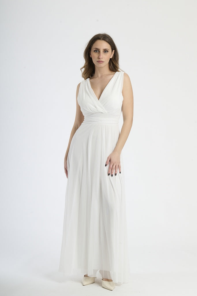 Abito da evento bianco, design sfilacciato, scollatura a V profondo, silhouette slim.