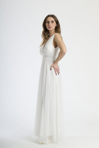  Abito da festa di colore bianco, spallacci, scollatura a V, tessuto fluido e lucido.