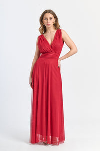 Abito da festa di colore rosso, spallacci, scollatura a V, tessuto fluido e sensuale.
