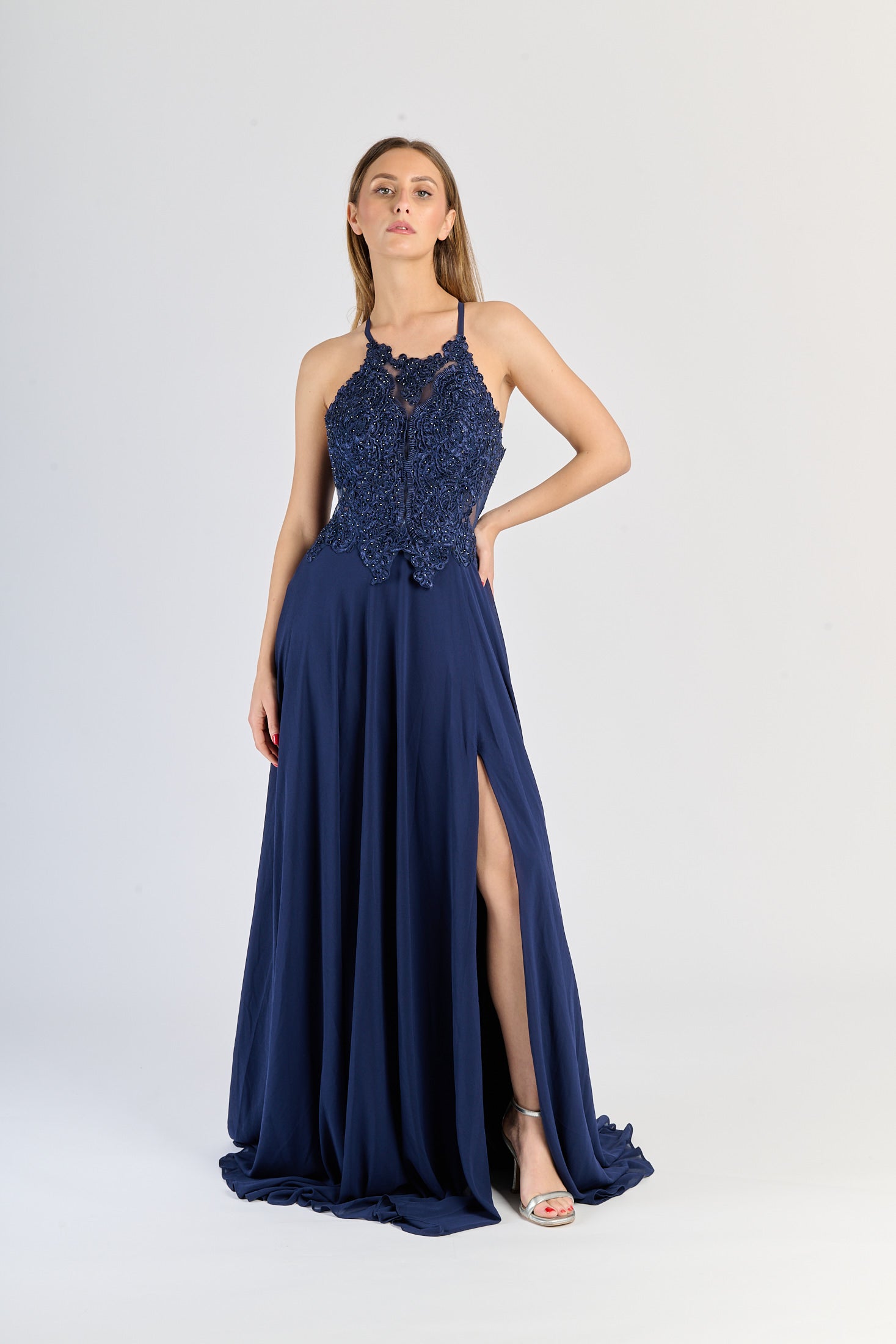 Abito da sera Navy con pizzo sul busto e gonna fluida, slittino elegante