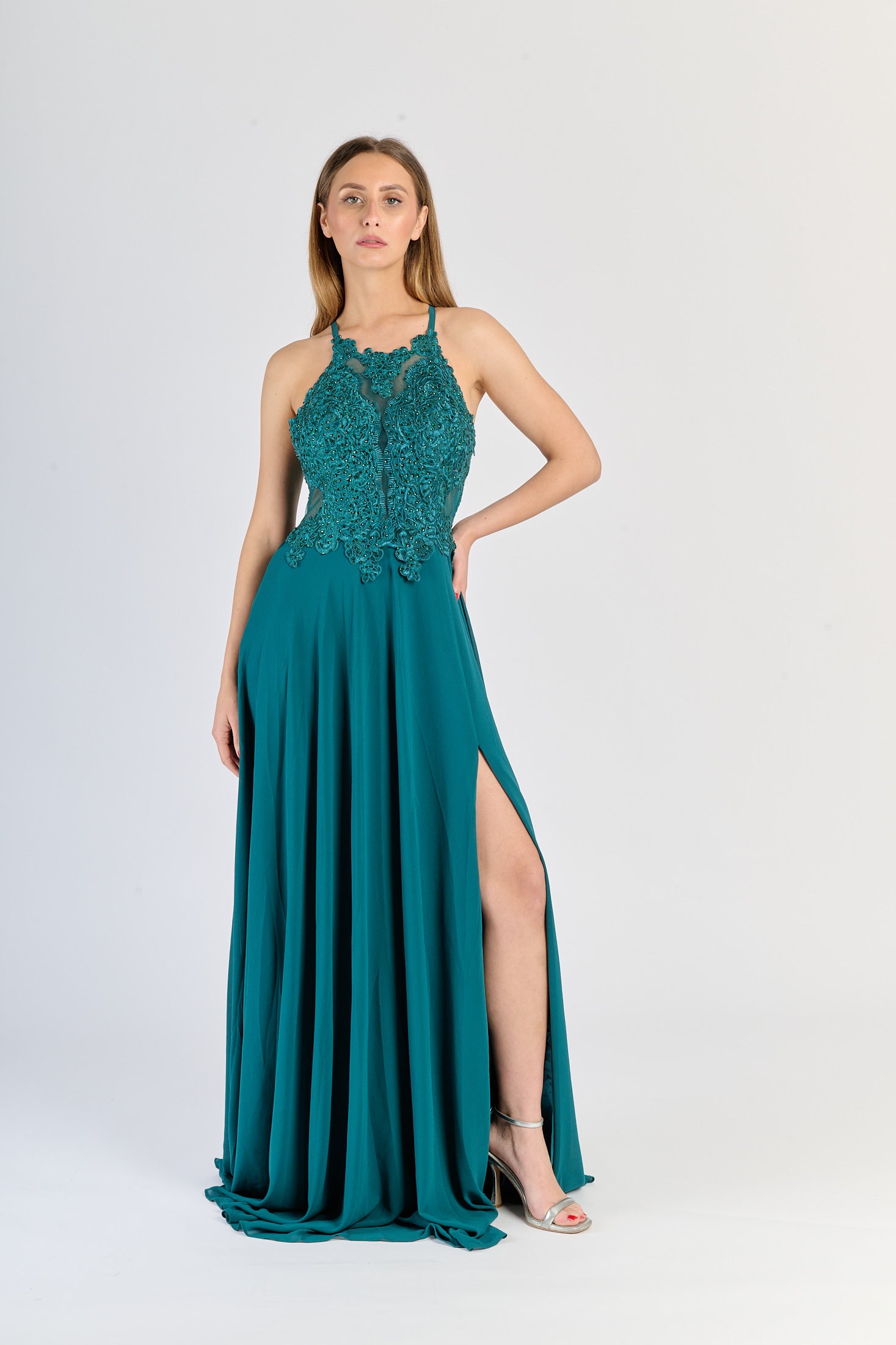 Abito da sera Ottanio con pizzo sul busto e gonna fluida, slittino elegante