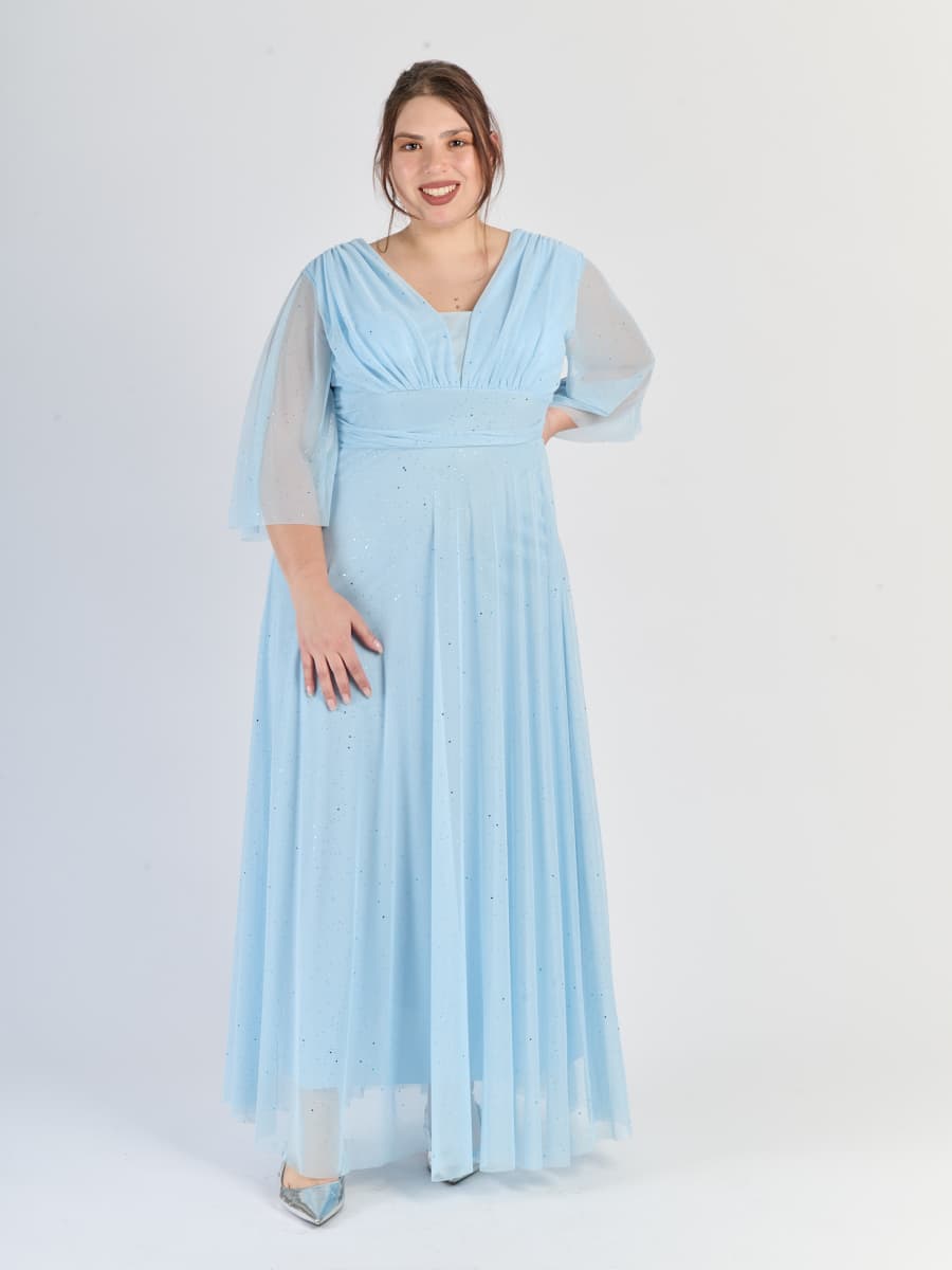 Abito da sera azzurro, stile avvolgente con scollatura a V e maniche semi - trasparenti.