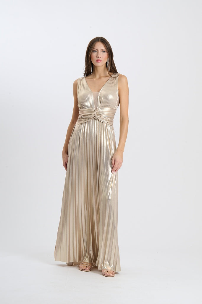 Abito da sera beige con plissé, scollatura a V e maniche assenti, presentato su una modella su sfondo neutro.
