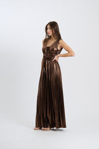 Abito da sera marrone, stile lungo senza maniche, plissé e scollatura a V, visualizzato su una modella.
