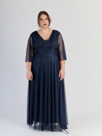 Abito da sera navy, stile avvolgente con scollatura a V e maniche semi - trasparenti.