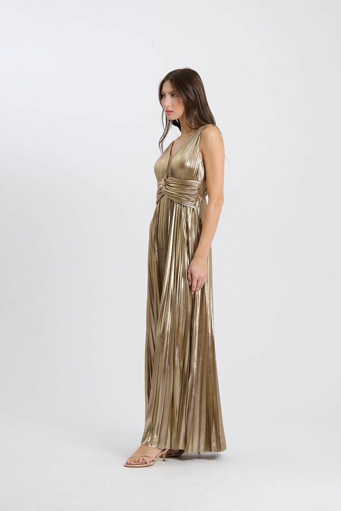 Abito da sera oro, stile lungo senza maniche, plissé e scollatura a V, visualizzato su una modella.