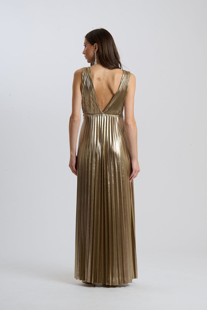 Abito da sera oro, stile lungo senza maniche, plissé e scollatura a V, visualizzato su una modella