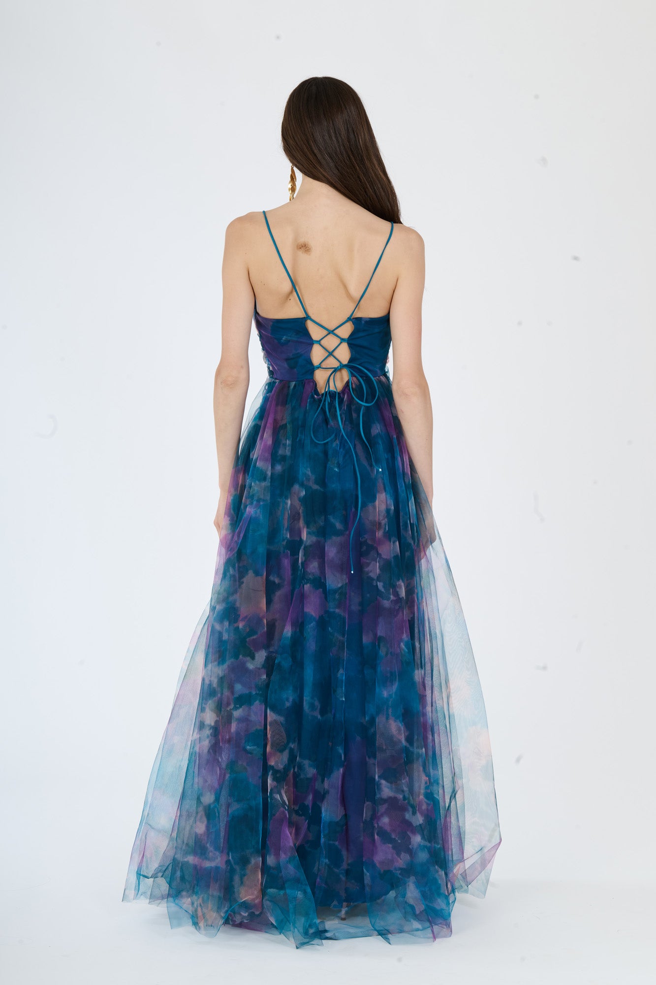 Abito da sera ottanio, stile fluido con stampa colorata, spalline sottili e scollatura a V