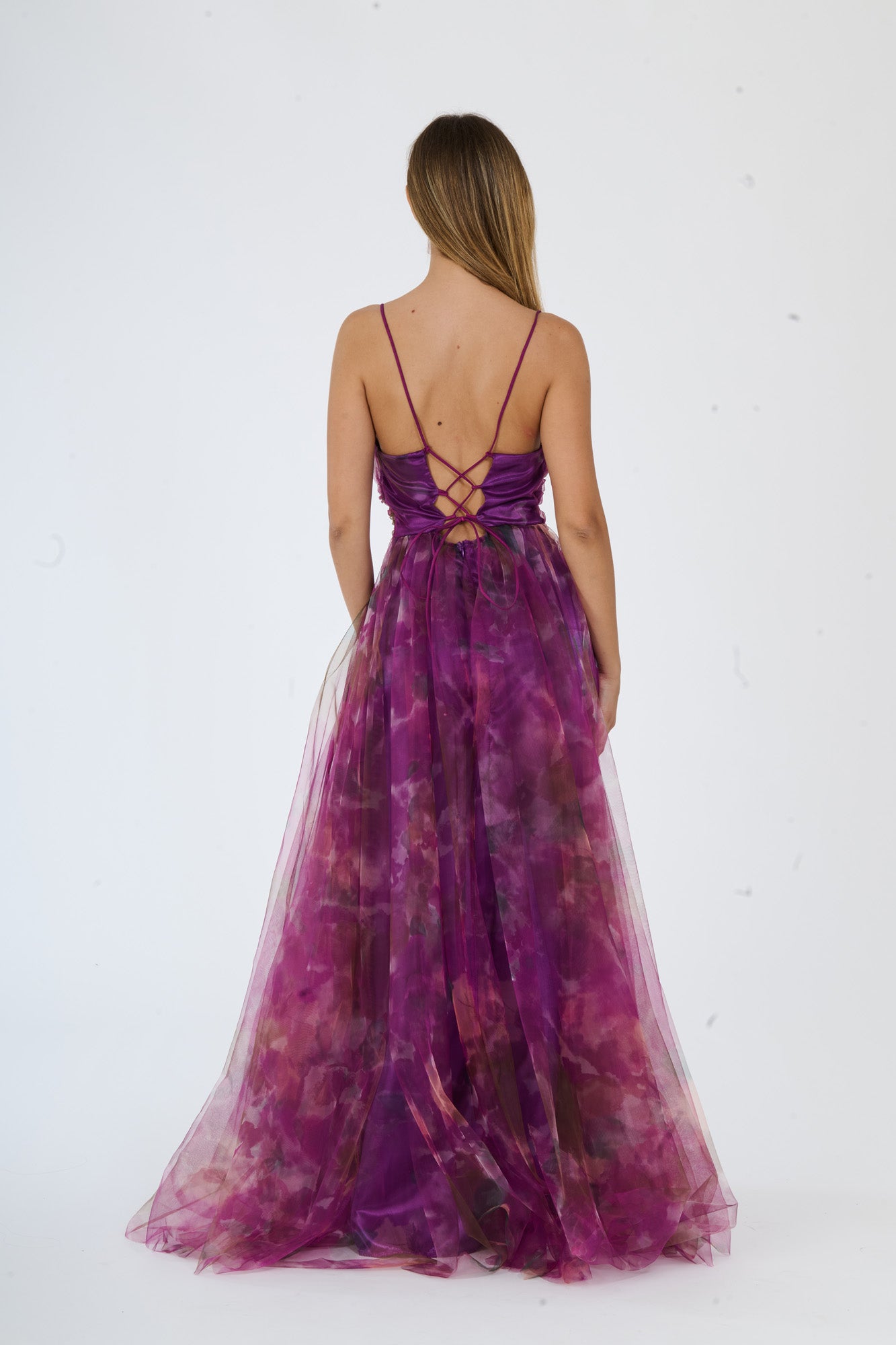 Abito da sera viola, stile fluido con stampa colorata, spalline sottili e scollatura a V