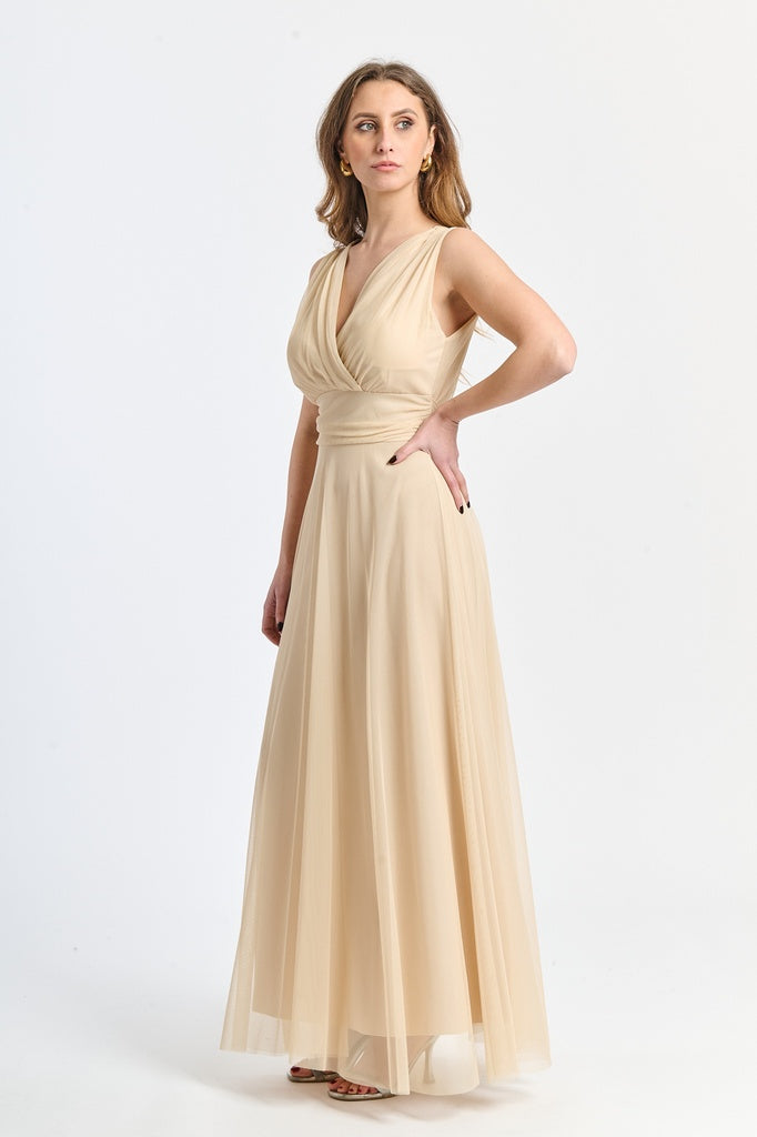 Abito elegante beige, spallacci, scollatura a V profondo, vita incerata, gonna fluida.
