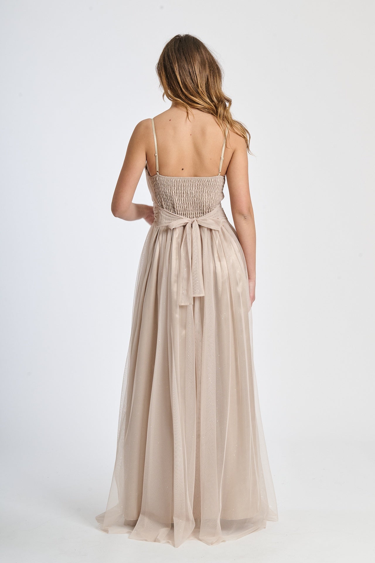 Abito elegante beige con falda ampia fluida, perfetto per cerimonie