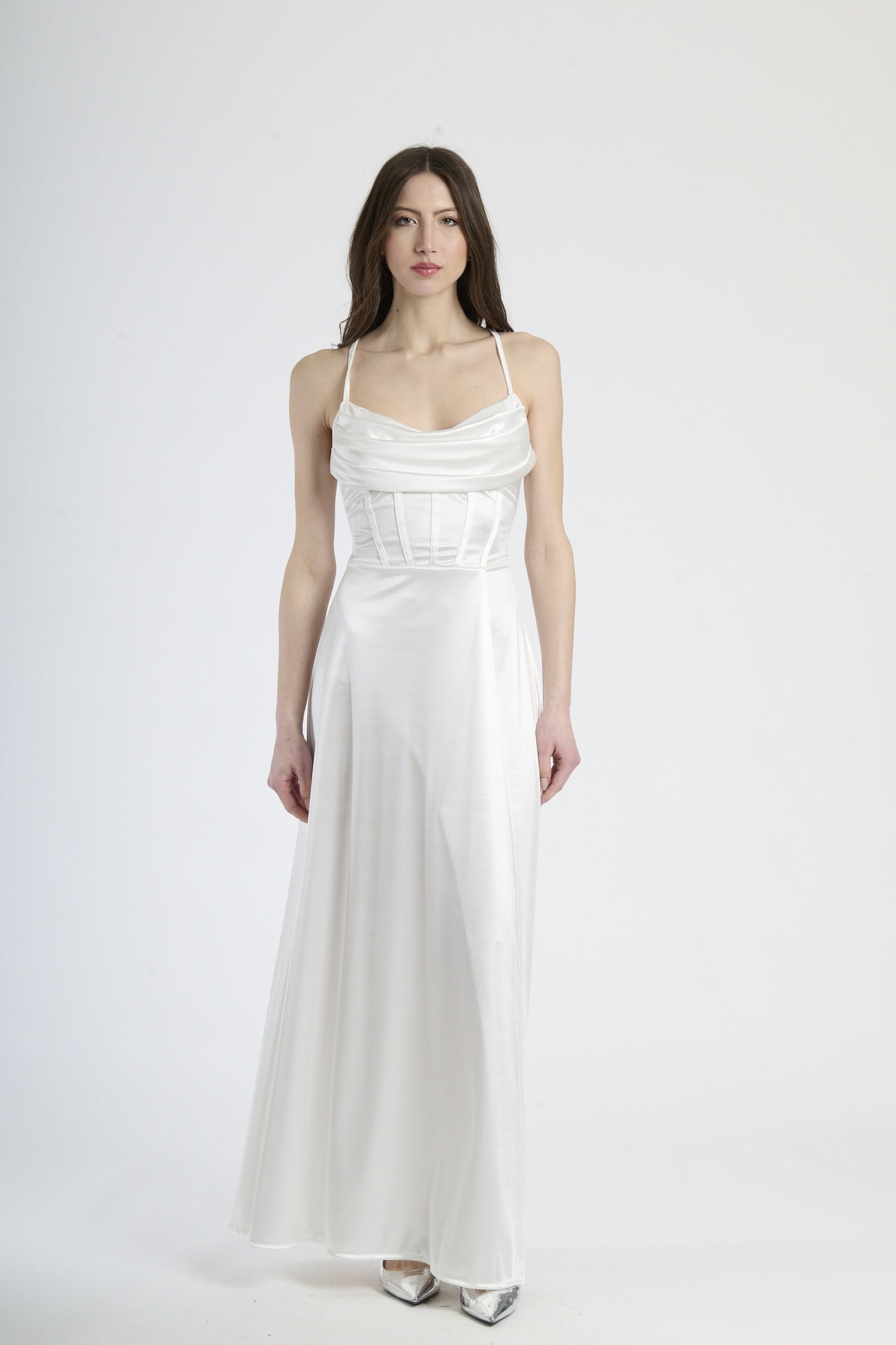 Abito elegante bianco, ideale per un look limpido e prestigioso.