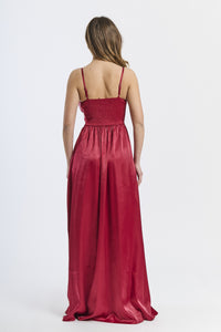 Abito elegante bordo con raso satinato, spalline sottili e gonna fluida, perfetto per eventi speciali e notturne