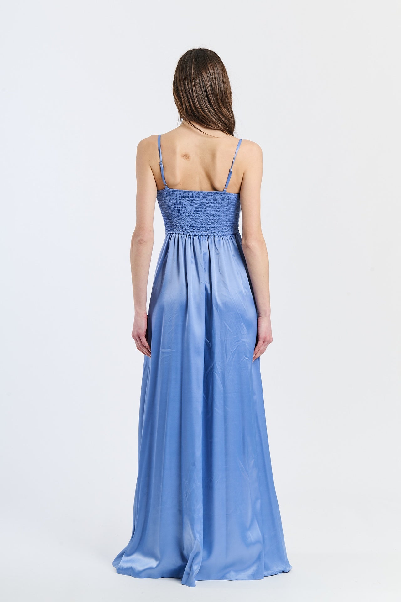 Abito elegante lavanda con raso satinato, spalline sottili e gonna fluida, perfetto per eventi speciali e estivi