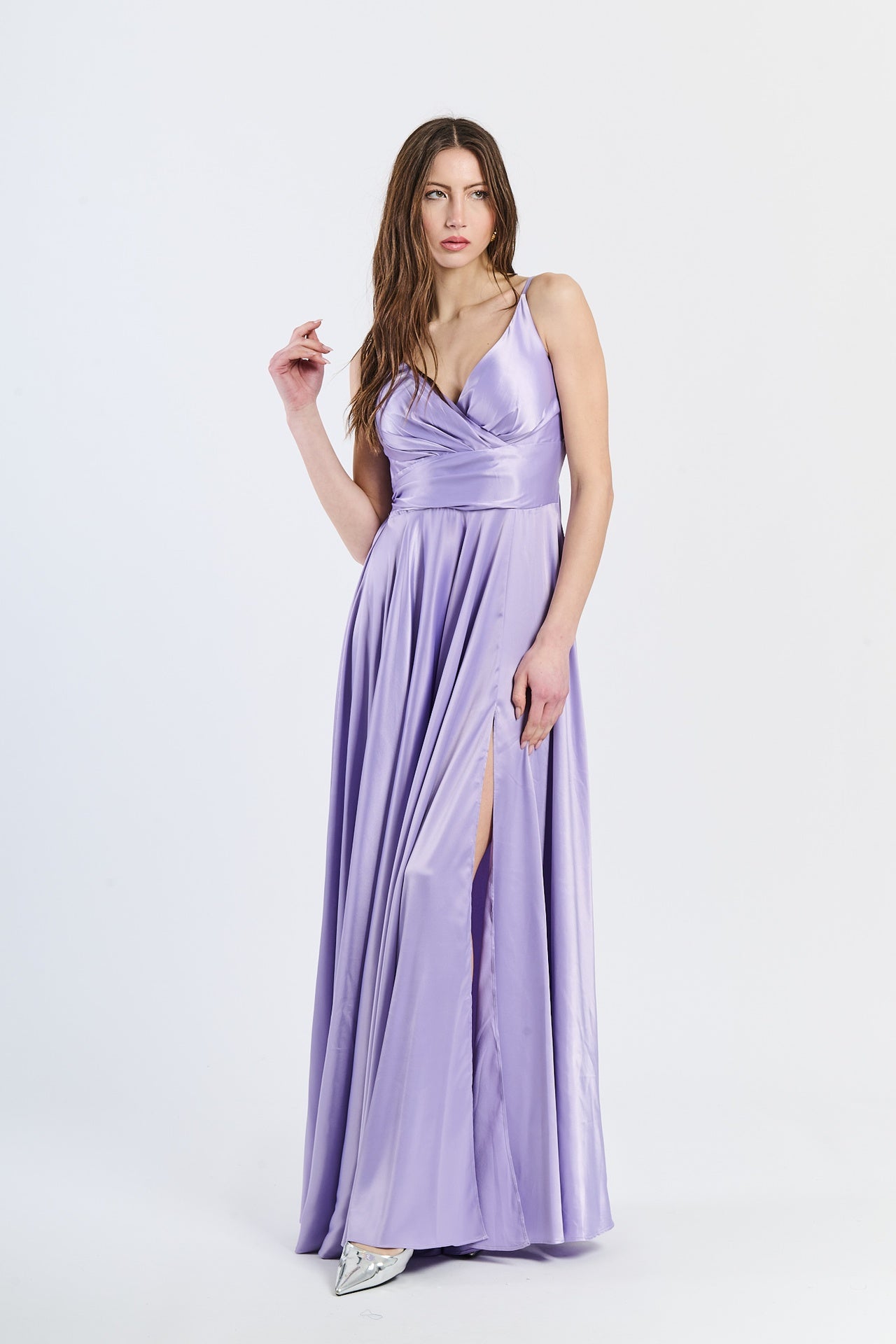 Abito elegante lilla con raso satinato, spalline sottili e gonna fluida, perfetto per eventi speciali e notturne