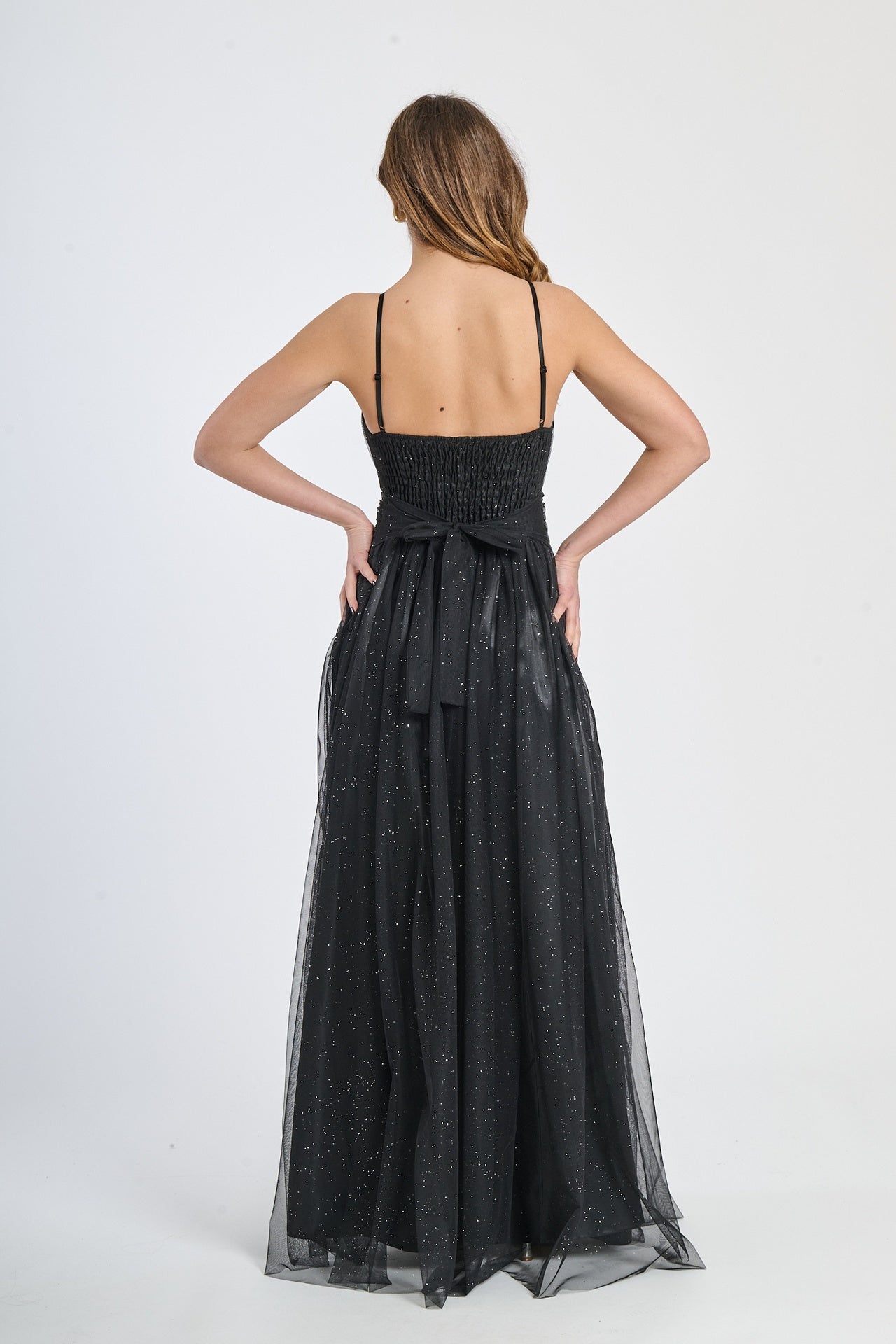 Abito elegante nero con falda ampia fluida, perfetto per serate glamour