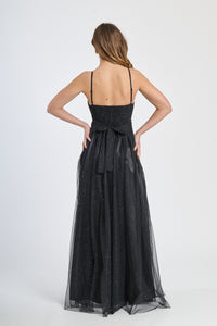 Abito elegante nero con falda ampia fluida, perfetto per serate glamour