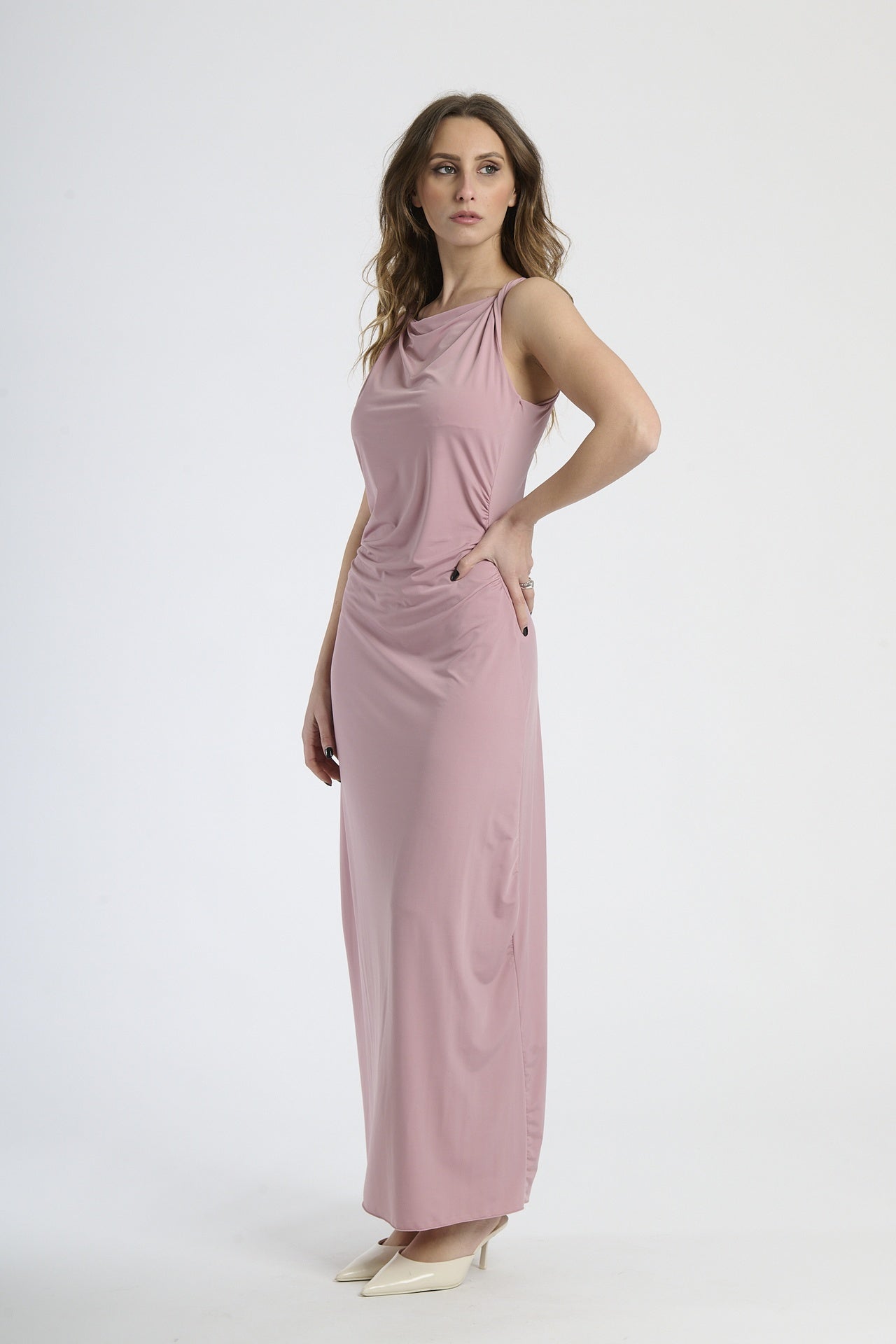 Abito elegante rosa antico, silhouette slim con colletto drappato, perfetto per occasioni formali.
