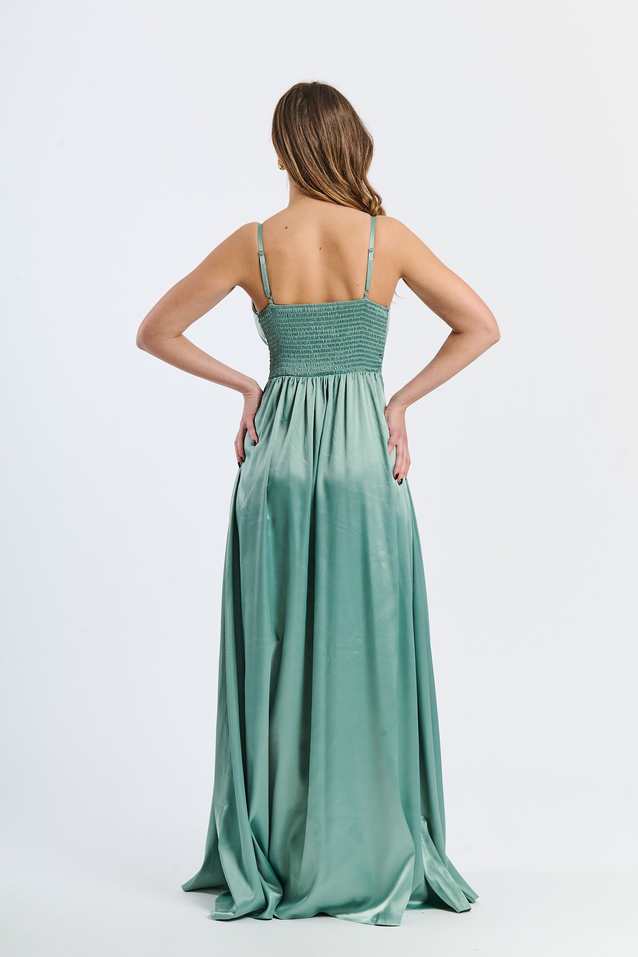 Abito elegante salvia con raso satinato, spalline sottili e gonna fluida, perfetto per eventi all’aperto e estivi