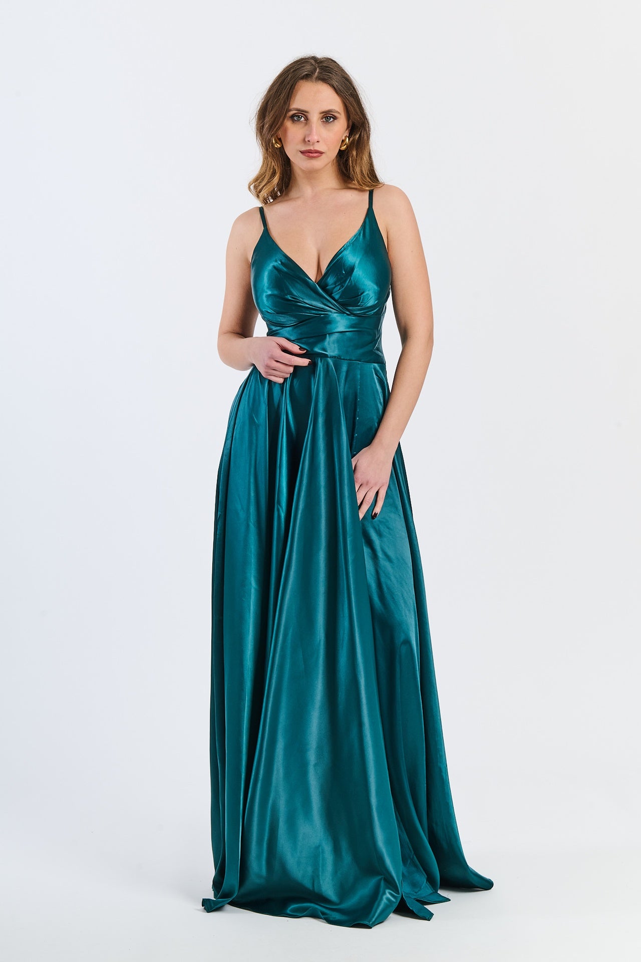 Abito elegante verde.S con raso satinato, spalline sottili e gonna fluida, perfetto per eventi all’aperto e estivi