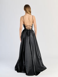 Abito formale Nero con drappeggi sul busto e tessuto opaco-lucido