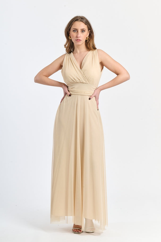Abito formale beige, taglio a capo, spallacci, gonna fluida che giunge al pavimento.