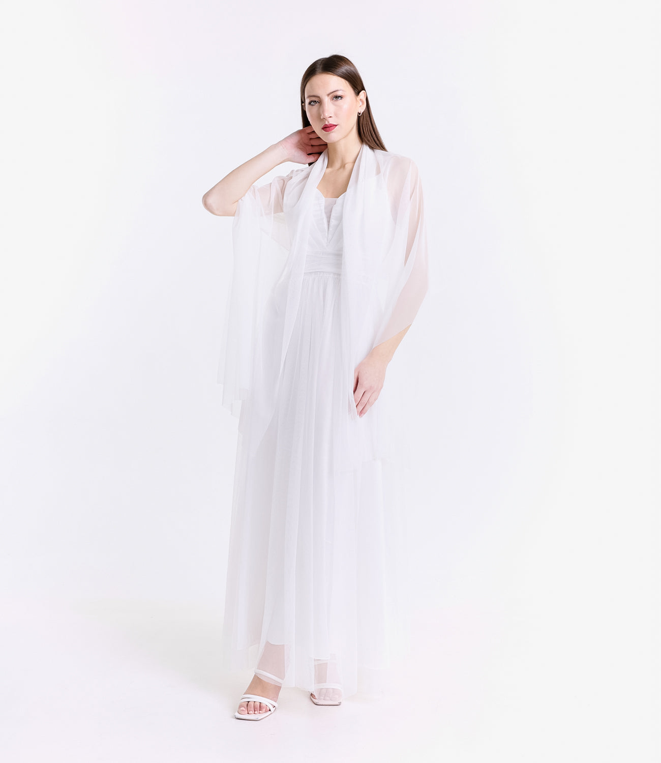 Abito formale bianco con taglio classico, ideale per serate glamour