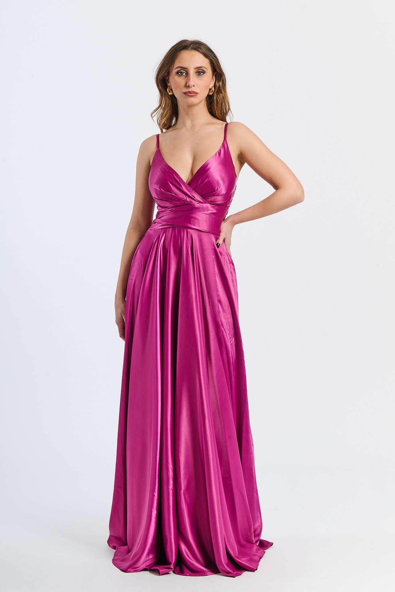 Abito formale ciliegio con taglio fluido, spalline sottili e finitura soffice, adatto per serate estive e affascinanti