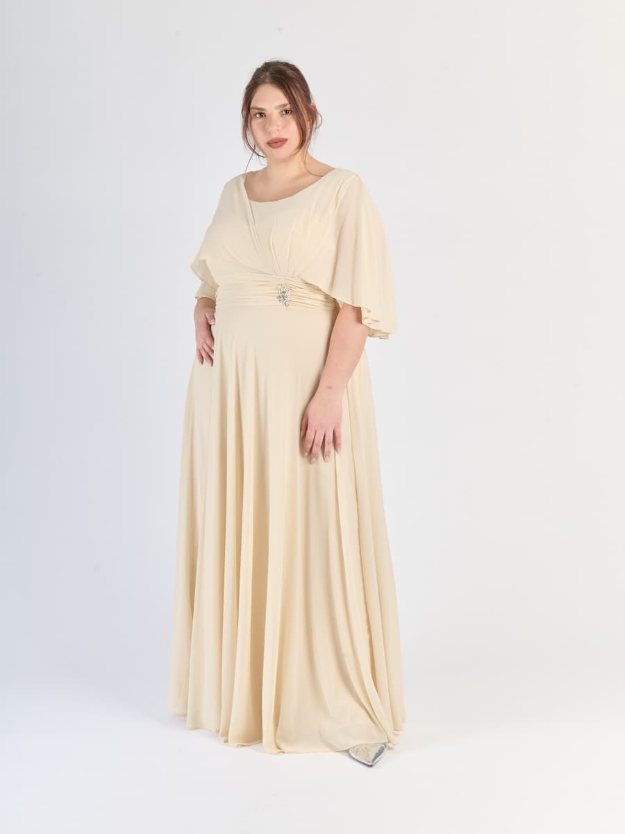 Abito formale color crema, maniche avvolgenti, gonna ampia